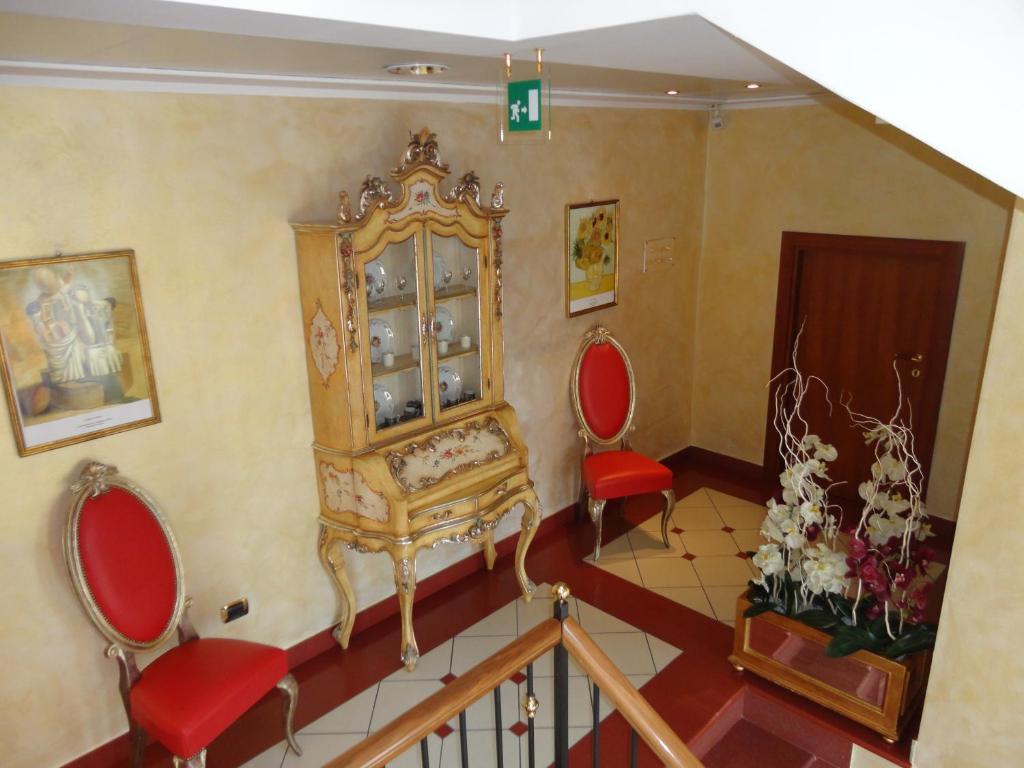 Confine Hotel
